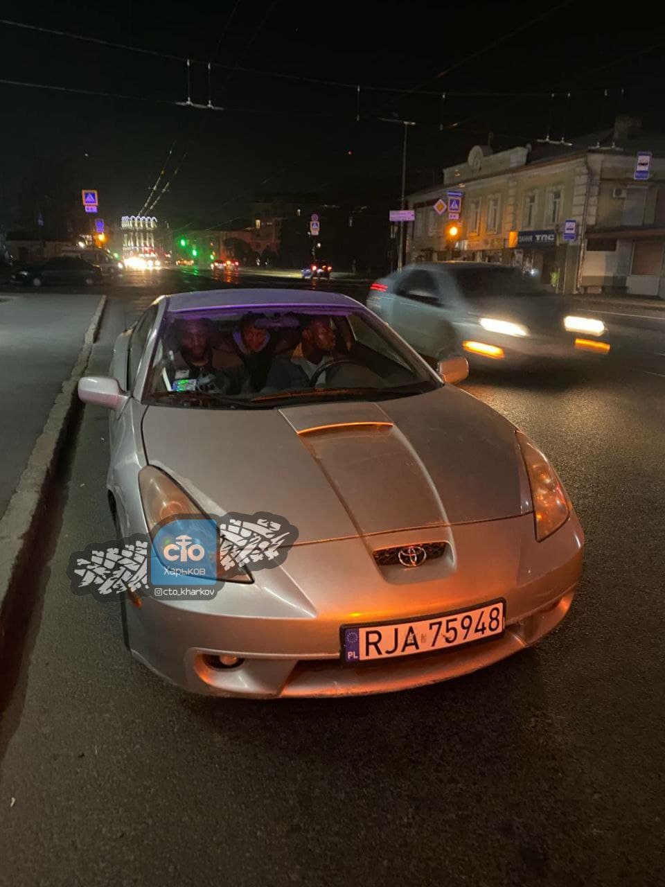 У Харкові водій &quot;євробляхи&quot; влаштував розбірки з поліцією: бійка потрапила на відео